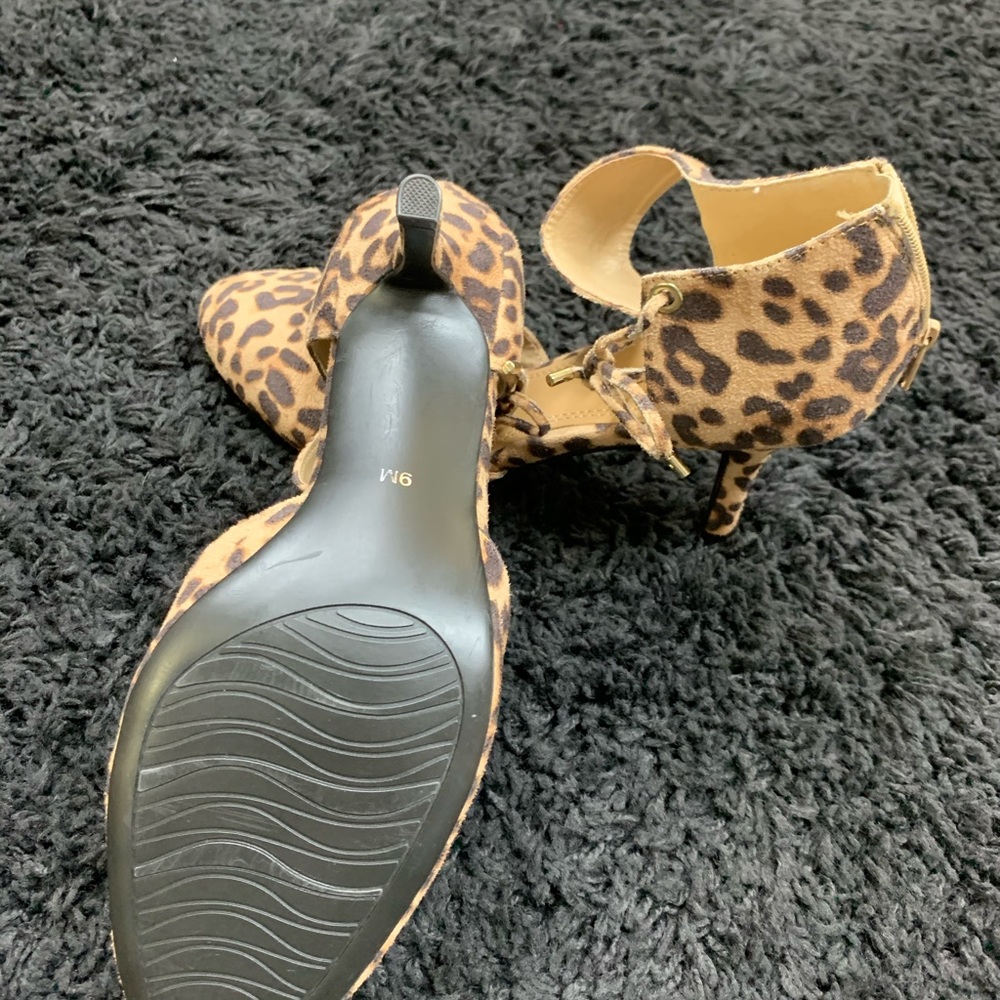 New MPO Leopard pumps